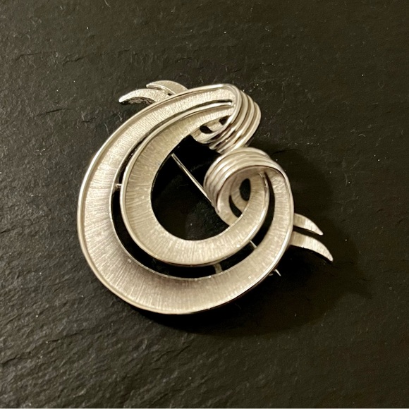 TRIFARI Stamped Mid-Century Silver Tone Etched Swirl Brooch - Picture 1 of 13